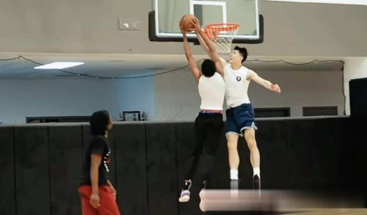 印第安纳步行者发布备战花絮；今晨单刀错失；CBA季后赛任务艰巨；更衣室氛围转暖的简单介绍